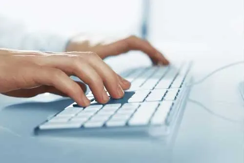 Hände auf einer Computertastatur