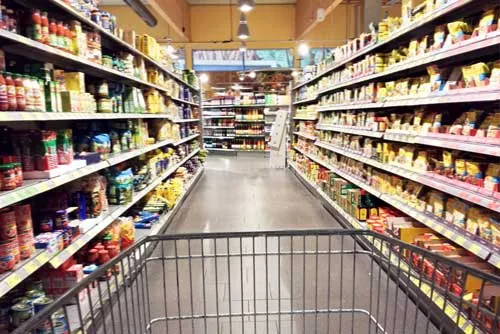 Supermarktgang mit gefüllten Regalen